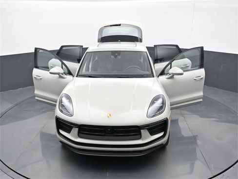 Certified 2023 Porsche Macan image 32
