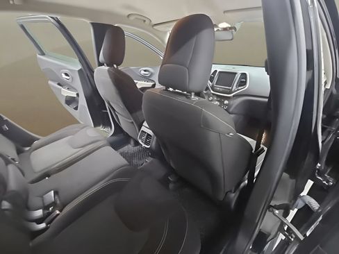 Used 2017 Jeep Cherokee Latitude w/ Safety/Convenience Group AWD/4WD image 22