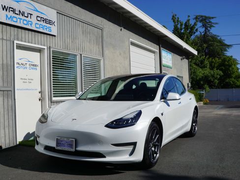 Used 2018 Tesla Model 3 Long Range RWD image 1