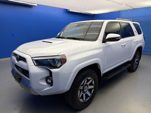 Used 2023 Toyota 4Runner TRD Off-Road Premium w/ Off Road Premium Plus Package AWD/4WD image 4