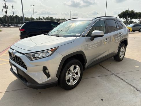 Used 2020 Toyota RAV4 XLE w/ Convenience Package FWD image 4