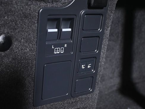 Used 2024 Land Rover Discovery S AWD/4WD image 66