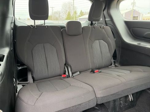 Used 2022 Chrysler Pacifica Touring AWD/4WD image 40