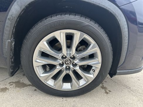 Used 2020 Toyota Highlander Limited AWD/4WD image 2