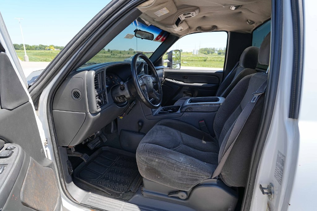 Used 2006 Chevrolet Silverado 2500 W/T w/ Heavy-Duty Power Package AWD/4WD image 14