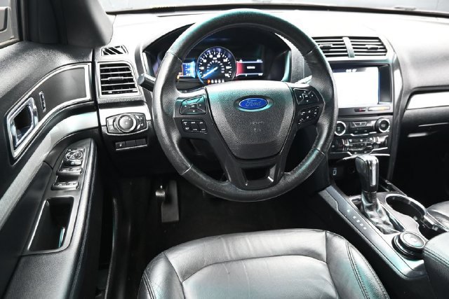 Used 2017 Ford Explorer XLT w/ Equipment Group 202A AWD/4WD image 12