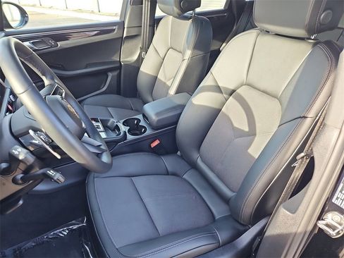 Certified 2025 Porsche Macan image 5