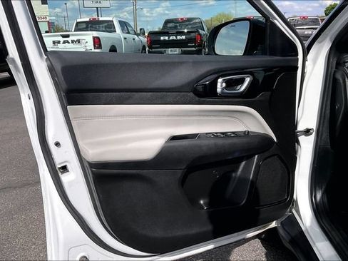 Used 2025 Jeep Compass Limited AWD/4WD image 18