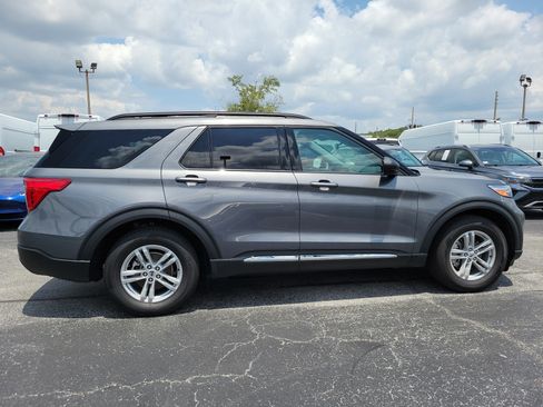 Used 2024 Ford Explorer XLT w/ Equipment Group 202A RWD image 9