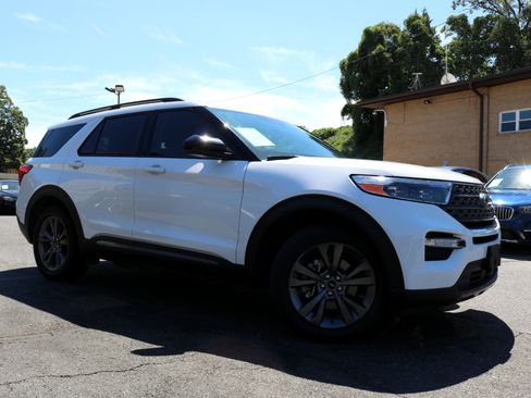Used 2022 Ford Explorer XLT w/ Equipment Group 202A image 6