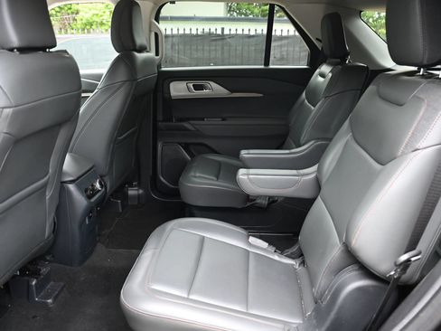 Used 2025 Ford Explorer Active w/ Active Comfort Package RWD image 15