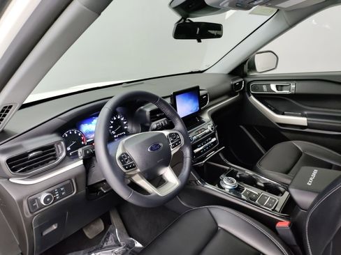 Used 2022 Ford Explorer XLT w/ Equipment Group 202A image 14