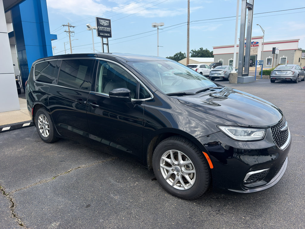 Used 2024 Chrysler Pacifica Touring-L FWD image 3