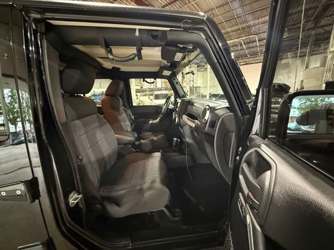 Used 2011 Jeep Wrangler Unlimited Sahara w/ Connectivity Group AWD/4WD image 11