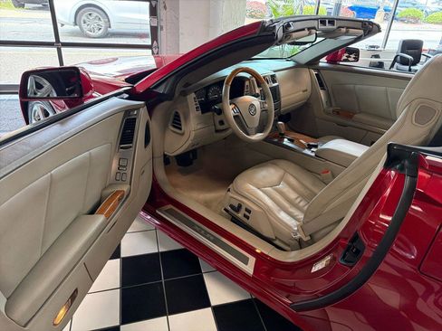 Used 2005 Cadillac XLR RWD image 17