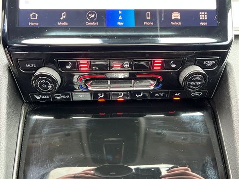 Used 2024 Jeep Grand Cherokee Limited w/ Black Appearance Package image 17