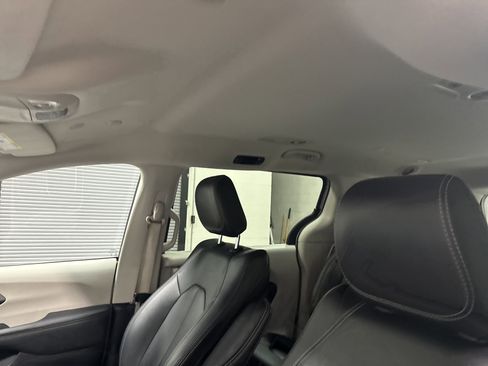 Used 2024 Chrysler Pacifica Select image 12