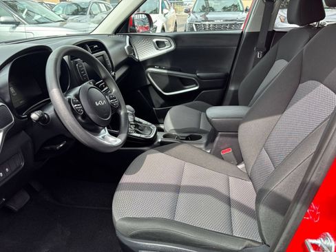 Used 2025 Kia Soul LX w/ LX Technology Package FWD image 24