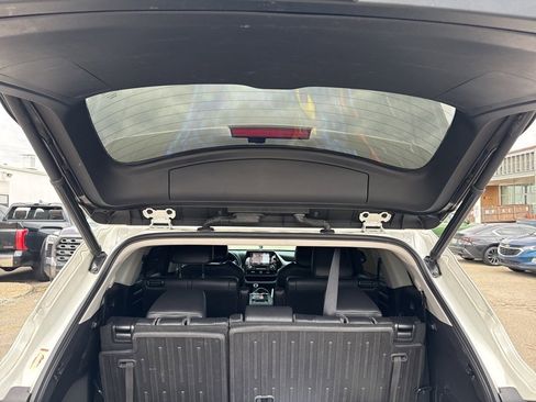 Used 2020 Toyota Highlander XLE image 6