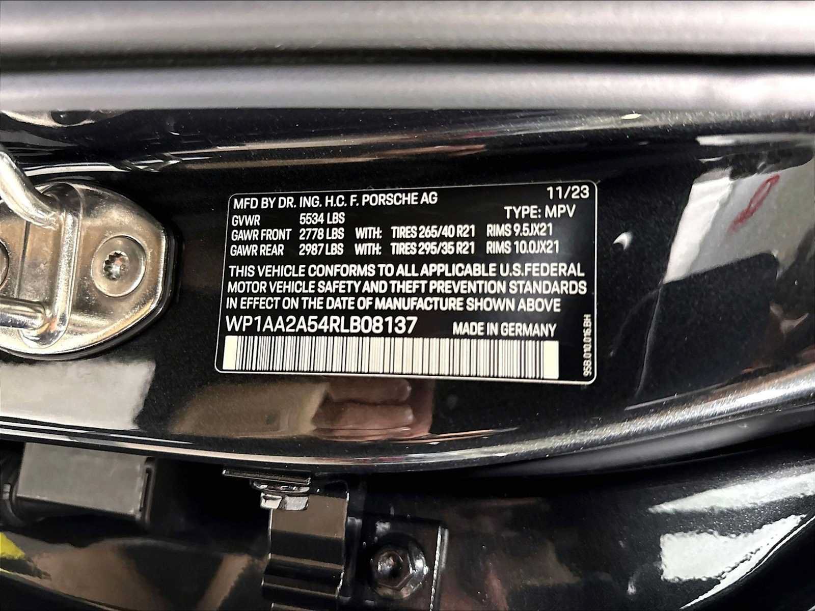 Used 2024 Porsche Macan AWD/4WD image 36
