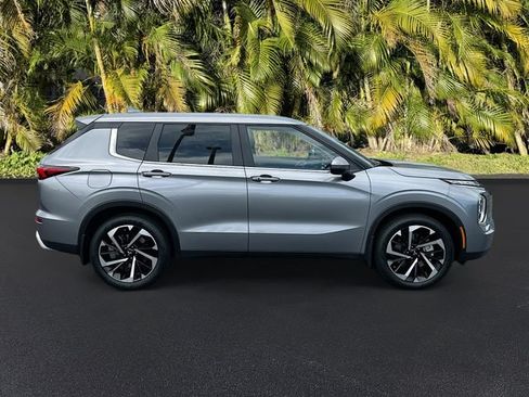 Used 2023 Mitsubishi Outlander SE FWD image 3