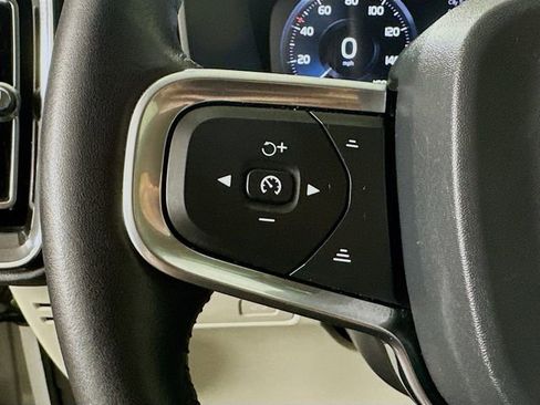 Used 2020 Volvo XC40 T5 Momentum image 13