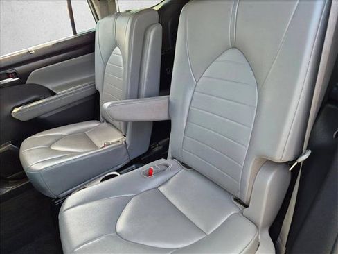 Used 2021 Toyota Highlander XLE AWD/4WD image 17
