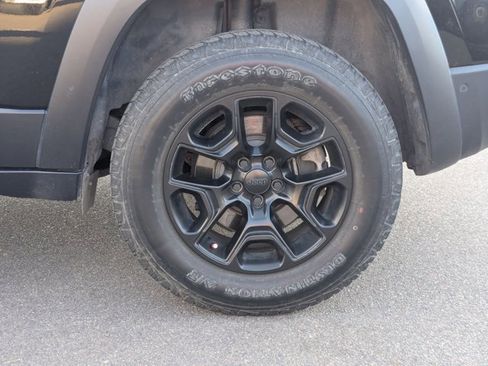 Used 2019 Jeep Cherokee Trailhawk image 9