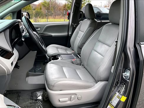 Used 2017 Toyota Sienna XLE image 8
