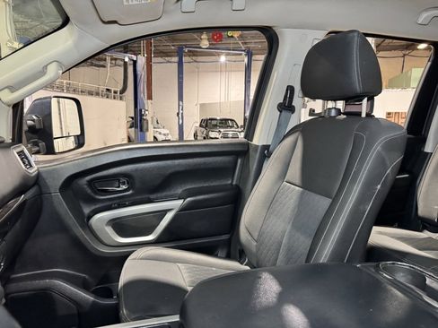 Used 2018 Nissan Titan SV w/ SV Convenience Package image 28