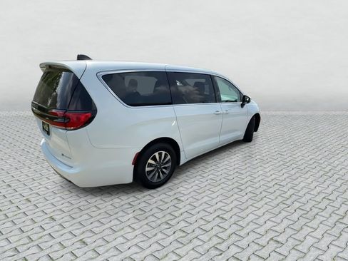 Used 2023 Chrysler Pacifica Touring-L FWD image 8