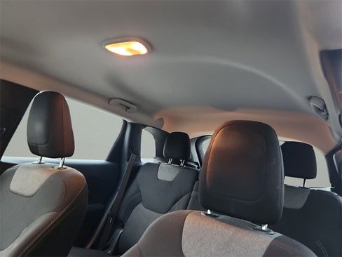 Used 2015 Jeep Cherokee Sport image 17