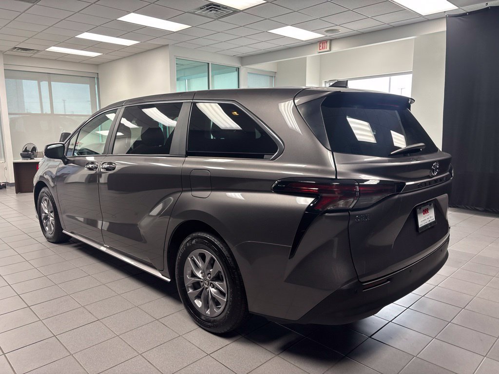 Used 2024 Toyota Sienna XLE FWD image 7