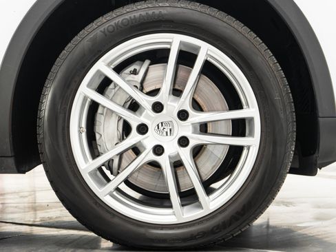Used 2023 Porsche Cayenne AWD/4WD image 38
