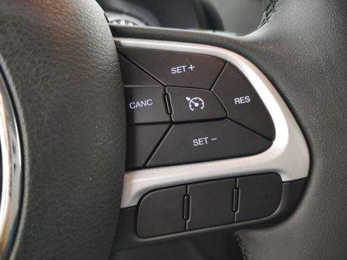 Used 2018 Jeep Renegade Latitude image 23