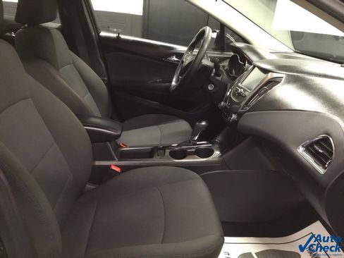 Used 2017 Chevrolet Cruze LT image 36