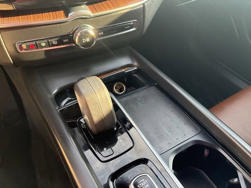 Used 2022 Volvo XC60 B5 Momentum w/ Advanced Package image 9