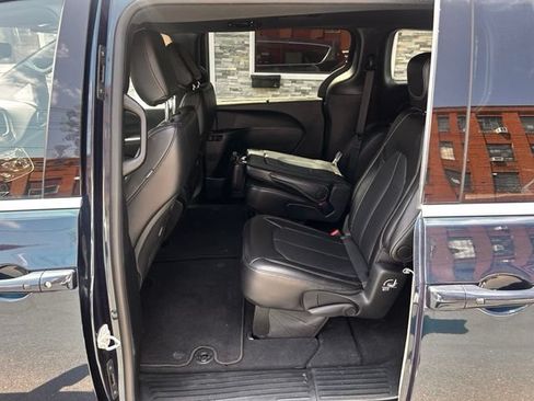 Used 2025 Chrysler Pacifica Select FWD image 15