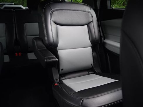 Used 2022 Ford Explorer XLT w/ Equipment Group 202A AWD/4WD image 17
