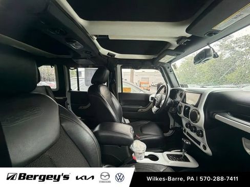 Used 2017 Jeep Wrangler Unlimited Sahara AWD/4WD image 15