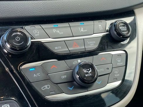 Used 2023 Chrysler Pacifica Touring-L image 25