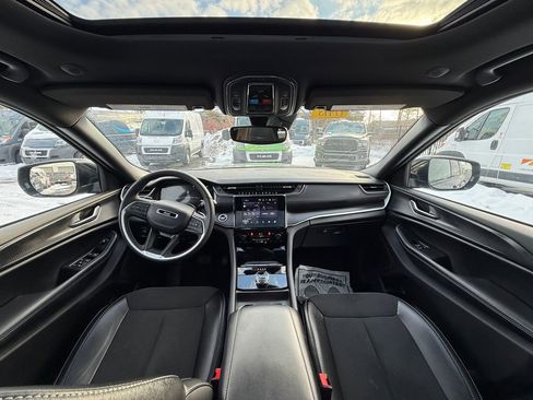 Used 2024 Jeep Grand Cherokee Altitude image 11