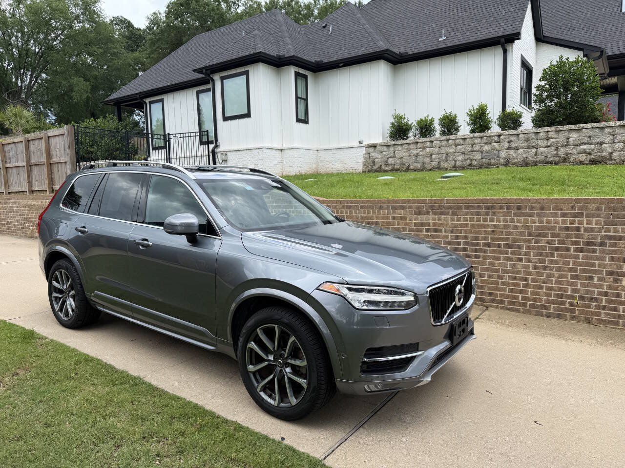 Used 2018 Volvo XC90 T6 Momentum w/ Convenience Package AWD/4WD image 1