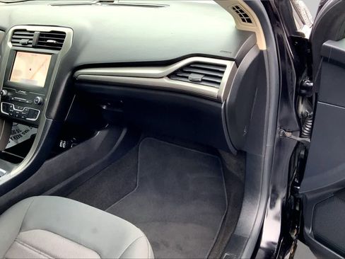 Used 2020 Ford Fusion SE FWD image 16