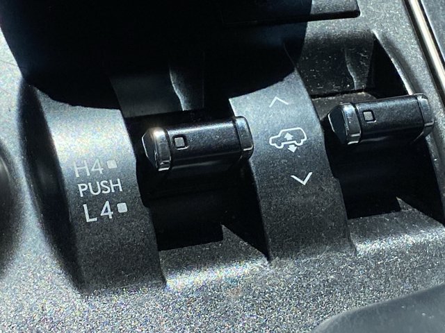 Used 2016 Lexus LX 570 4WD w/ Luxury Package image 29