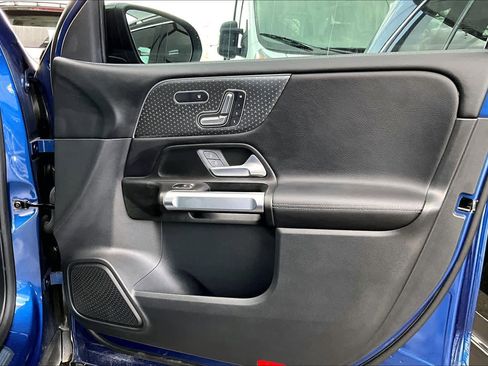 Used 2025 Mercedes-Benz GLB 250 image 23