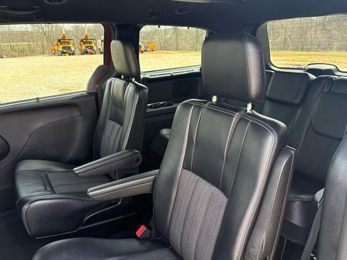 Used 2015 Chrysler Town & Country S image 30