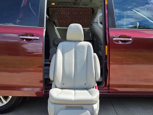 Used 2013 Toyota Sienna XLE image 25