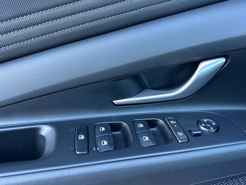 Used 2025 Hyundai Elantra Limited image 11