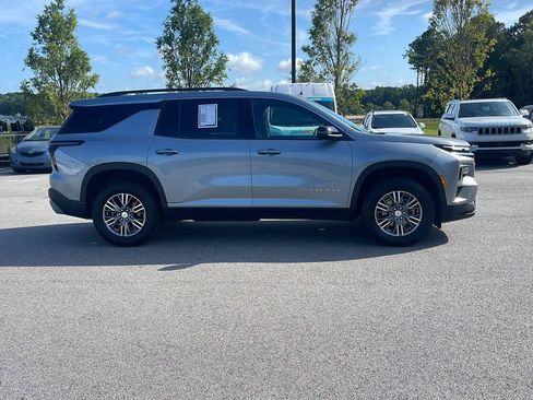 Used 2025 Chevrolet Traverse LT w/ LPO, Floor Liner Package FWD image 8